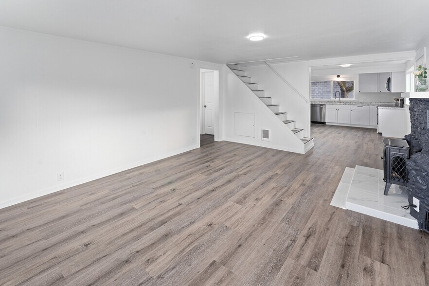 More Photos Of 48181 Highway 58, Oakridge Flex For Sale