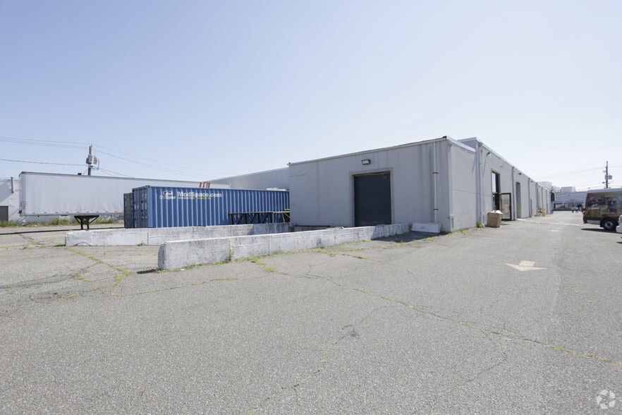 More Photos Of 168 Broad Hollow Rd, Farmingdale Freestanding For Lease