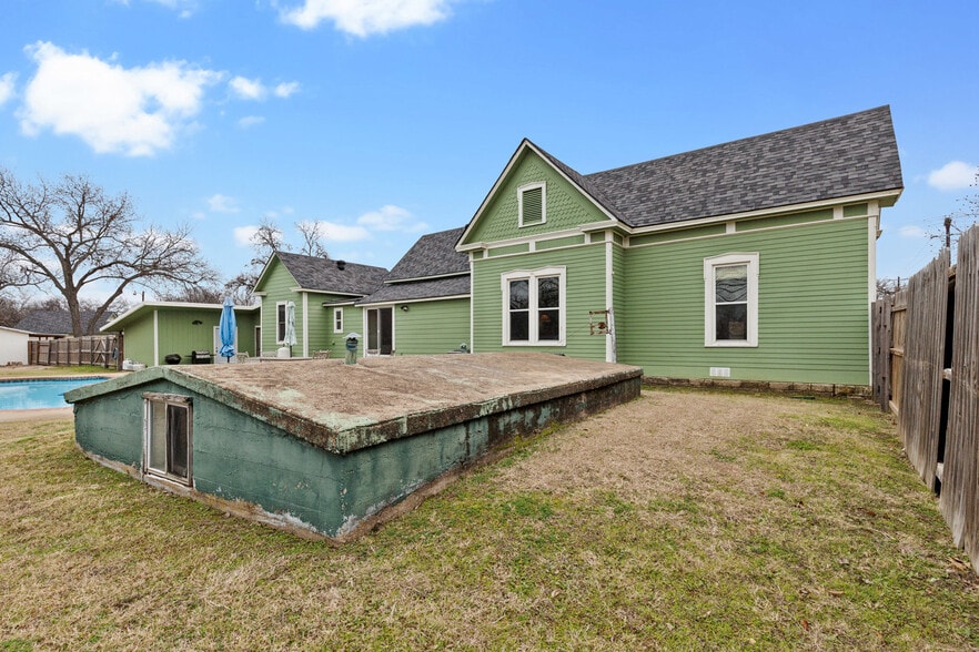 More Photos Of 512 N Travis St, Granbury Hospitality For Sale