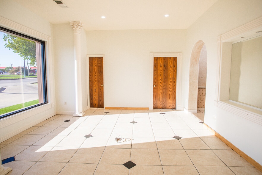 More Photos Of 1702-1708 N Commerce St, Ardmore General Retail For Lease