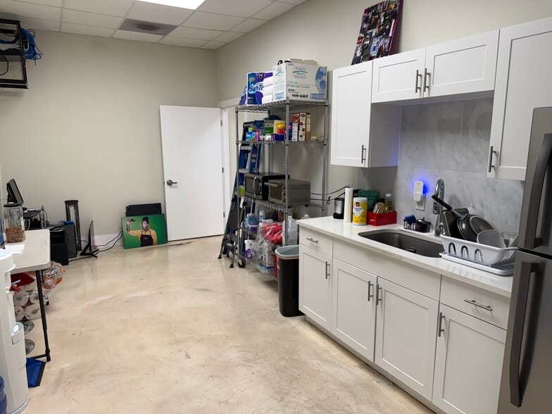 More Photos Of 7168 15th St E, Sarasota Manufacturing For Sale