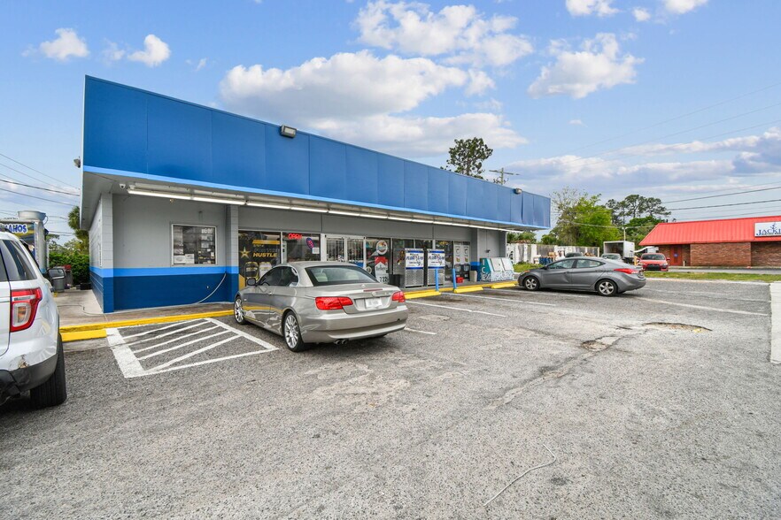 More Photos Of 5676 University Blvd W, Jacksonville Convenience Store For Sale