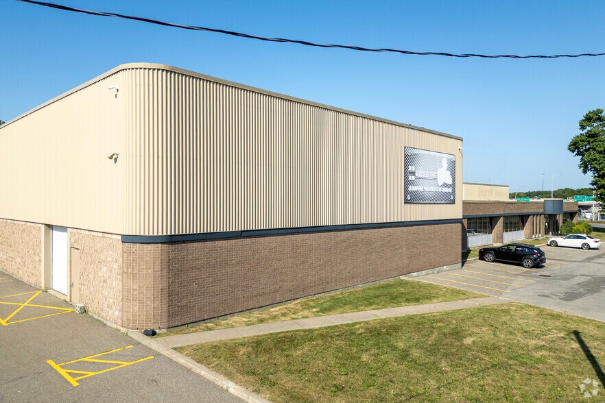 More Photos Of 9800 Rte Transcanadienne, Montréal Warehouse For Lease
