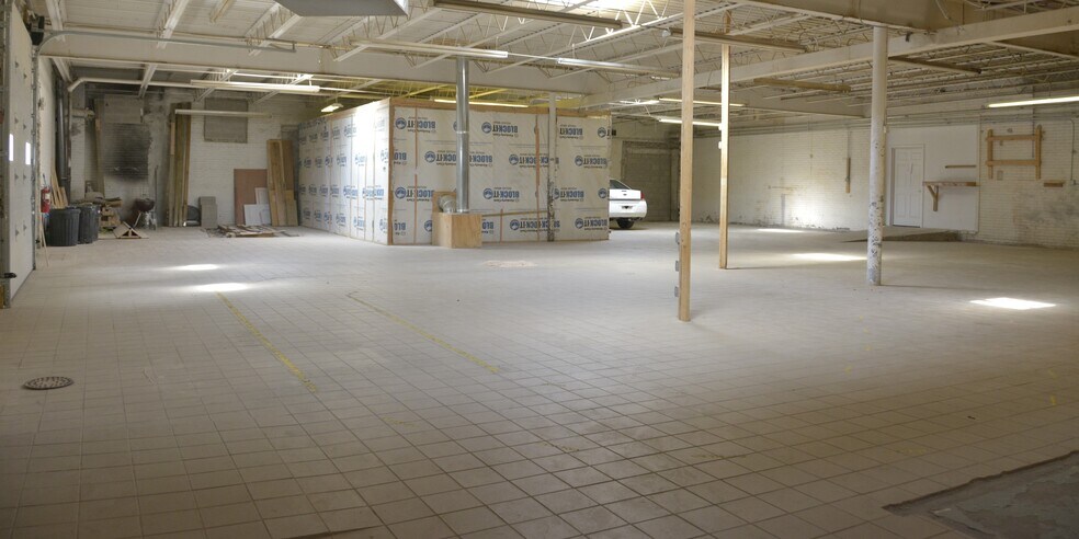 More Photos Of 813 W Old Ridge Rd, Hobart Freestanding For Lease