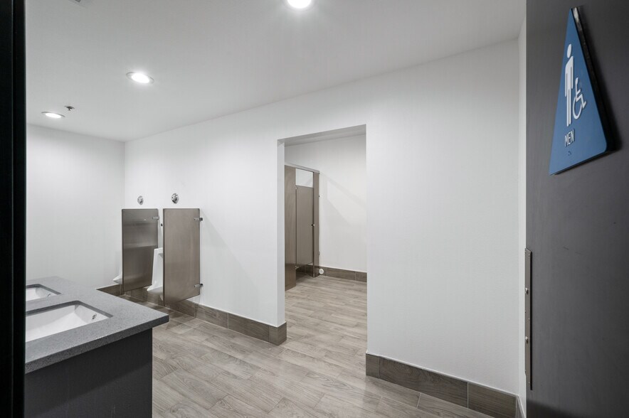 More Photos Of 800 E Dyer Rd, Santa Ana Showroom For Lease