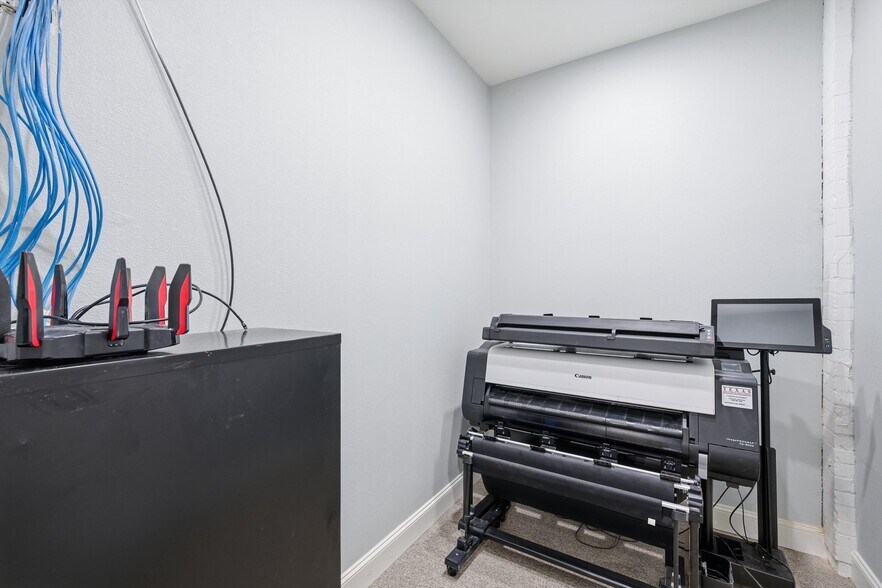 More Photos Of 1801 Franklin Ave, Waco Flex For Sale