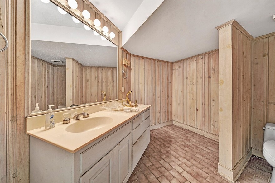 More Photos Of 934 Commander Dr, Roanoke Specialty For Sale