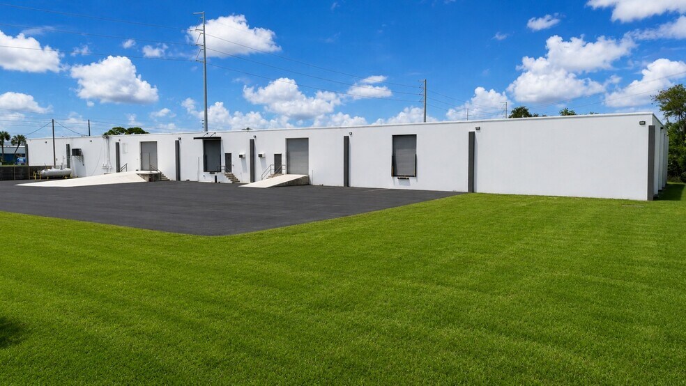 More Photos Of 12388 Starkey Rd, Largo Warehouse For Lease