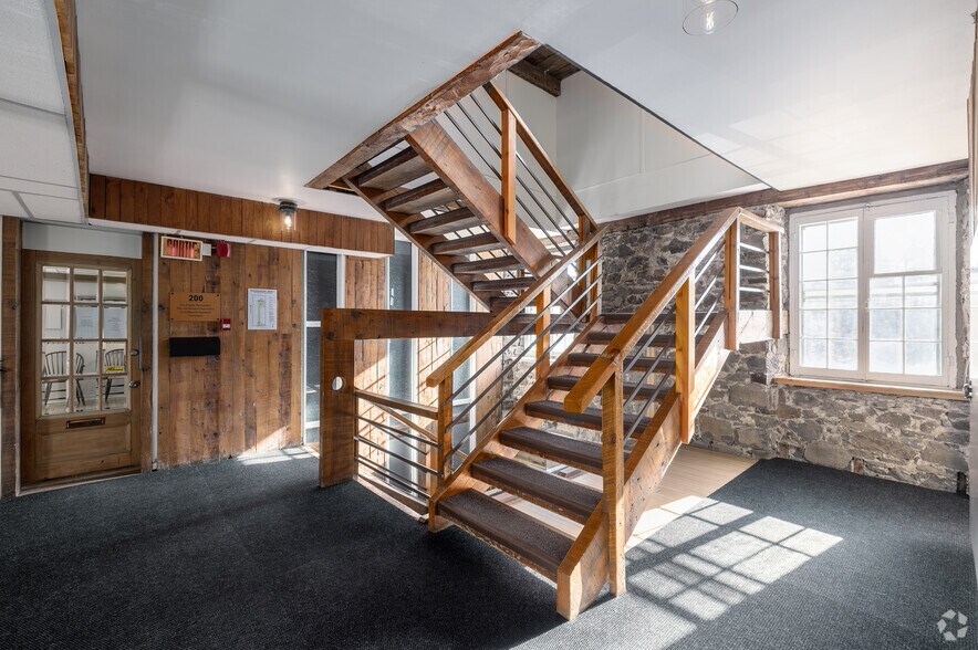 More Photos Of 32 Rue Saint-Charles, Longueuil Office For Lease