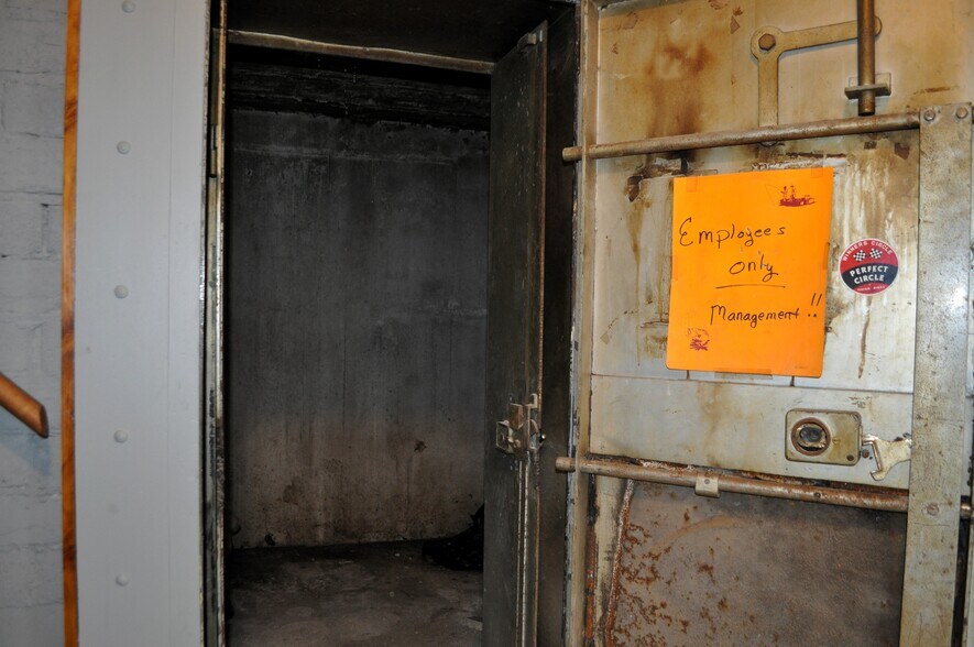 More Photos Of 910 Main Ave, Washburn Light Manufacturing For Sale