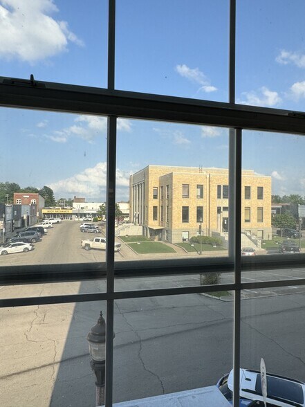 More Photos Of 101 N Main St, Kennett Flex For Sale