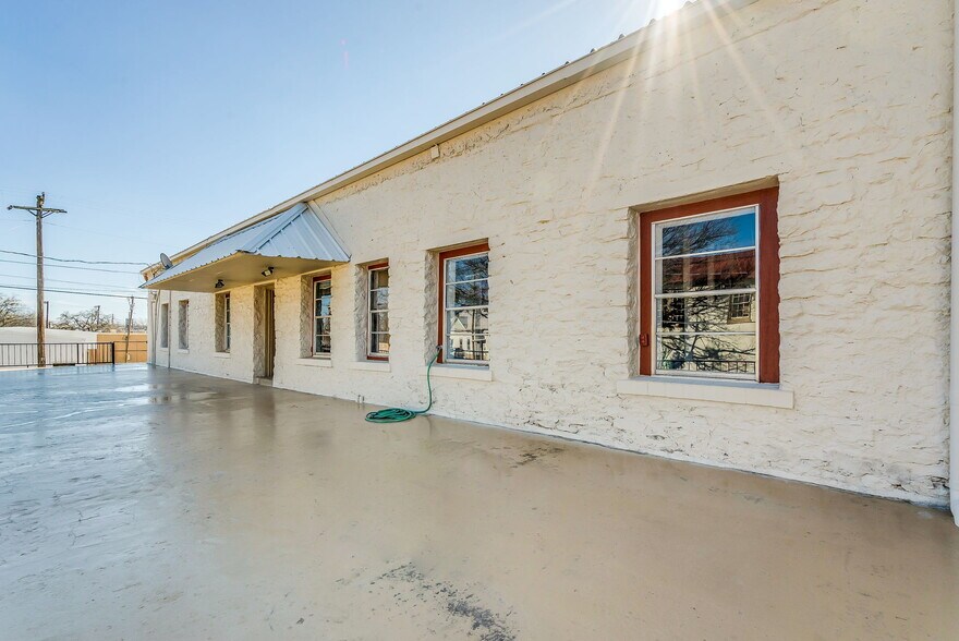 More Photos Of 200 E Blackjack St, Dublin Storefront Retail Residential For Sale