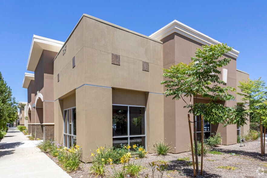 More Photos Of 2101 Herndon Ave, Clovis Unknown For Lease