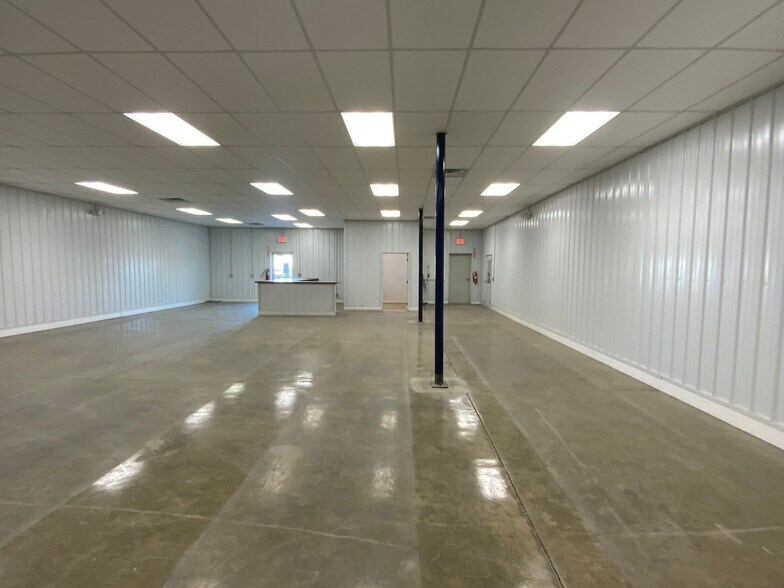 More Photos Of 315 S Sycamore St, Flora Warehouse For Lease