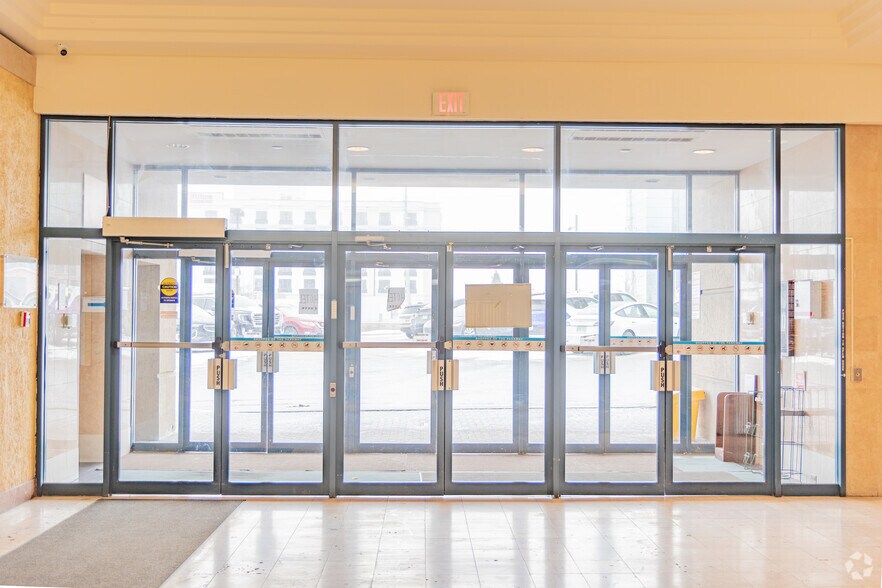 More Photos Of 670 Hwy-7 E, Richmond Hill General Retail For Sale