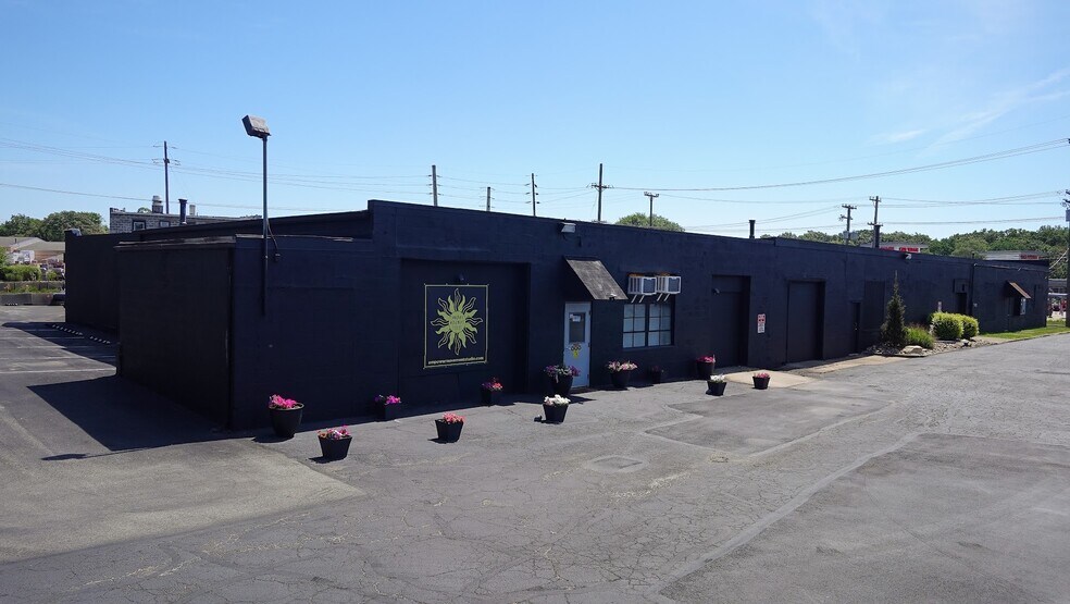 More Photos Of 2740-2754 2nd St, Cuyahoga Falls Warehouse For Lease