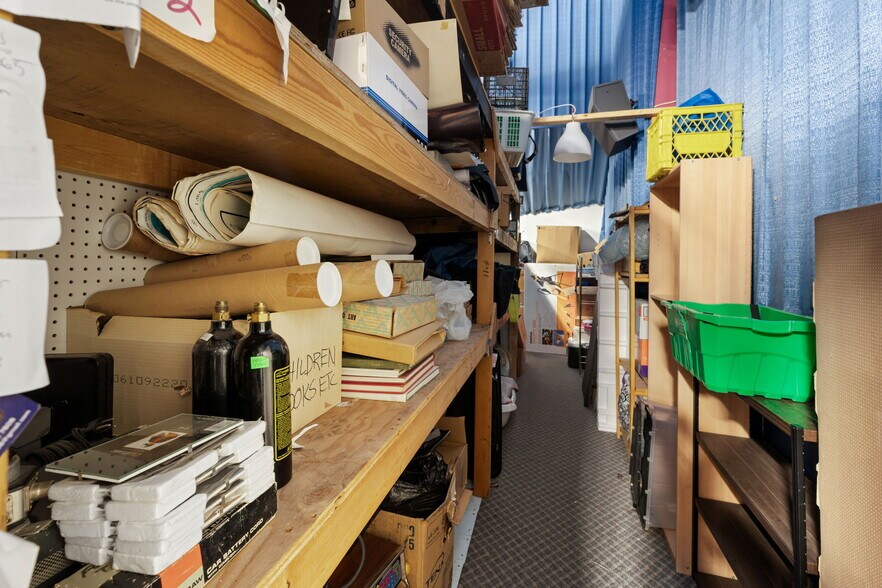 More Photos Of 33017 1st Av, Mission Flex For Sale