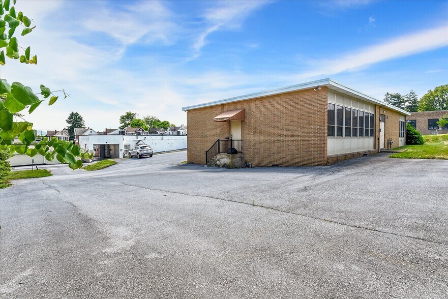 More Photos Of 104 N 7th St, Lemoyne Office For Sale