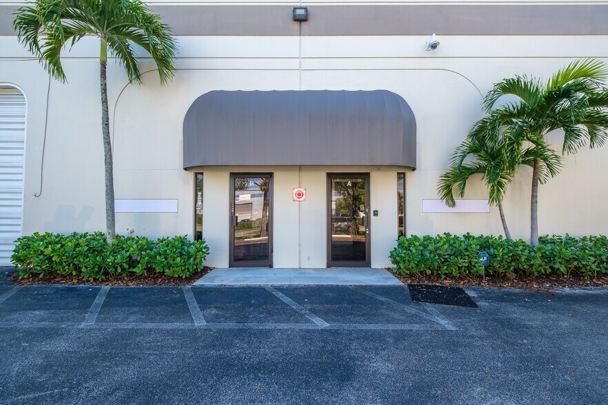 More Photos Of 3685-3699 NW 15th St, Lauderhill Unknown For Lease