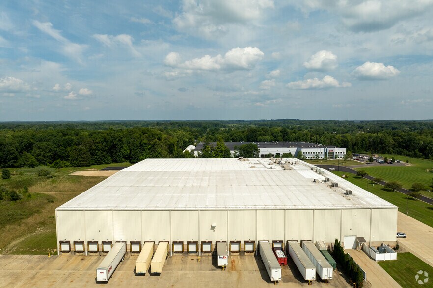 More Photos Of 325 Campus Dr, Aurora Light Manufacturing For Lease