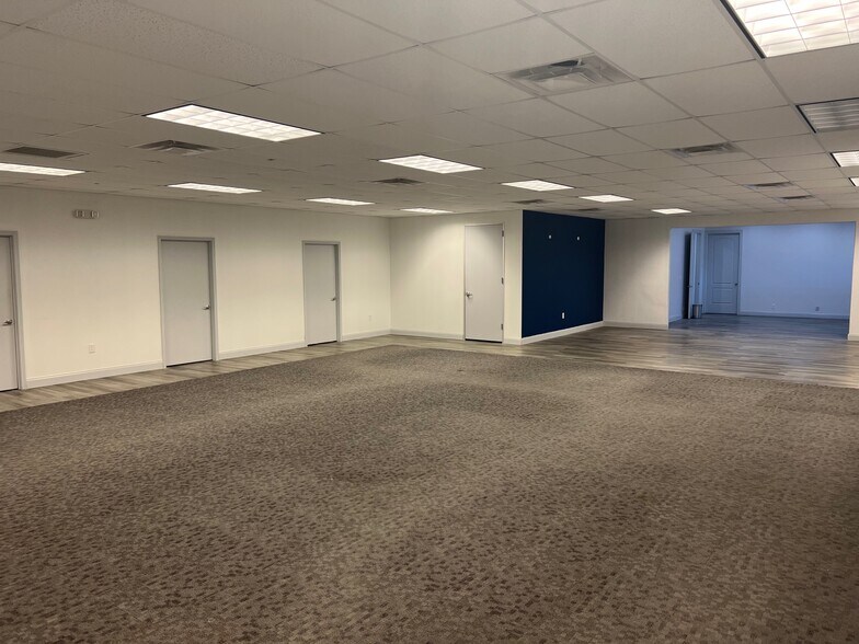 More Photos Of 15402 Dexler Dr, Austin Showroom For Lease