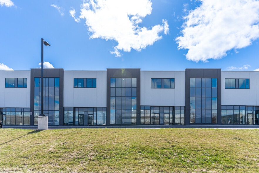 More Photos Of 5270 Solar Dr, Mississauga Distribution For Sale
