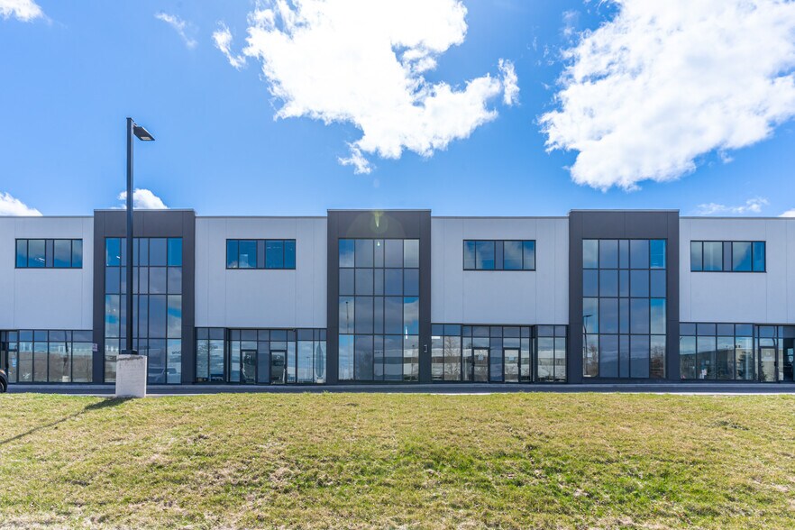 More Photos Of 5270 Solar Dr, Mississauga Distribution For Lease