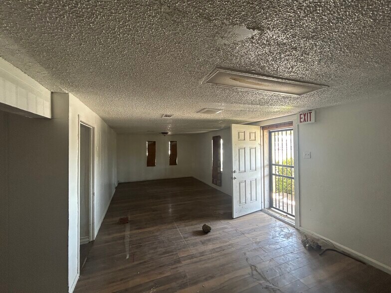 More Photos Of 200 N Beach St, Fort Worth Office For Sale