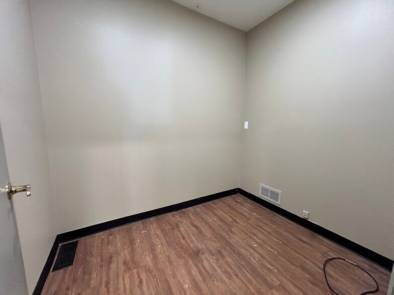 More Photos Of 4956 W Irving Park Rd, Chicago Office For Lease