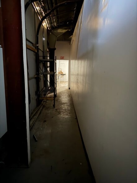 More Photos Of 14844 Aetna St, Van Nuys Warehouse For Lease