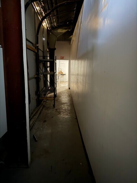 More Photos Of 14844 Aetna St, Van Nuys Warehouse For Lease
