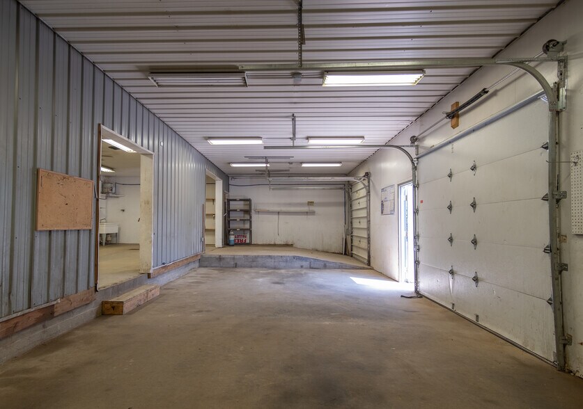 More Photos Of 27425 State Route 7, Marietta Auto Repair For Lease