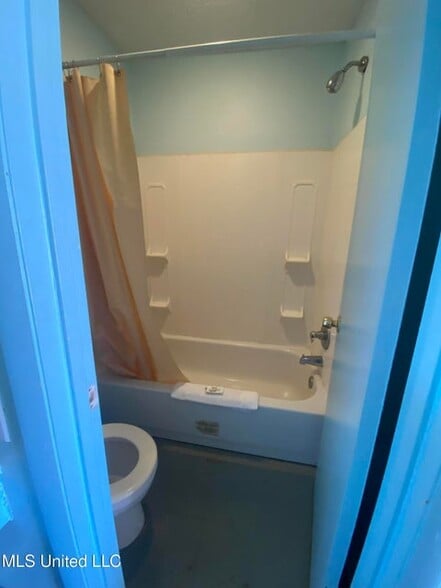 More Photos Of 404 Frontage Dr E, Wiggins Hotel For Sale