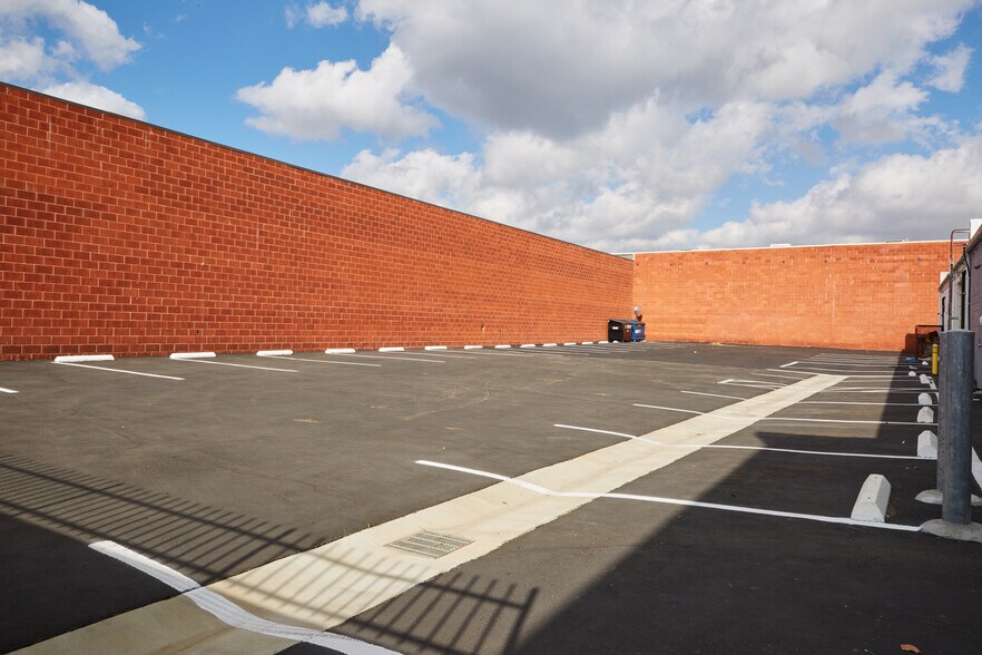 More Photos Of 9171 Gazette Ave, Chatsworth Manufacturing For Sale