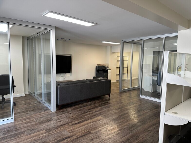 More Photos Of 2144 Kauhana St, Honolulu Storefront Retail Office For Lease