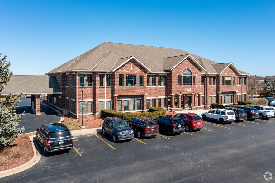 More Photos Of 19265 W Capitol Dr, Brookfield Medical For Lease