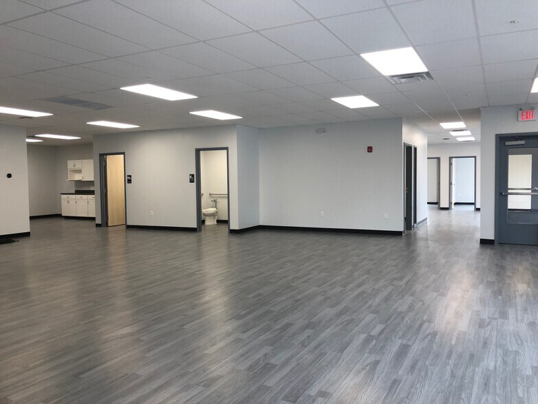 More Photos Of 683 Daniel Webster Hwy, Merrimack Warehouse For Lease