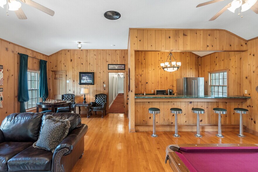More Photos Of 1320 S Albert Pike Ave, Fort Smith Hospitality For Sale
