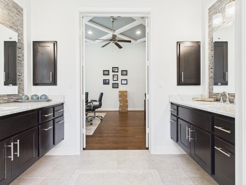 More Photos Of 16751 TX-75 Hwy, Willis Office For Sale