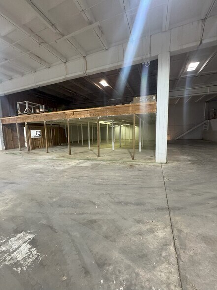 More Photos Of E Harper St, Poplar Bluff Warehouse For Lease