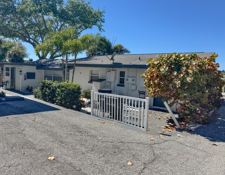 More Photos Of 1630 Redwood St, Sarasota Apartments For Sale