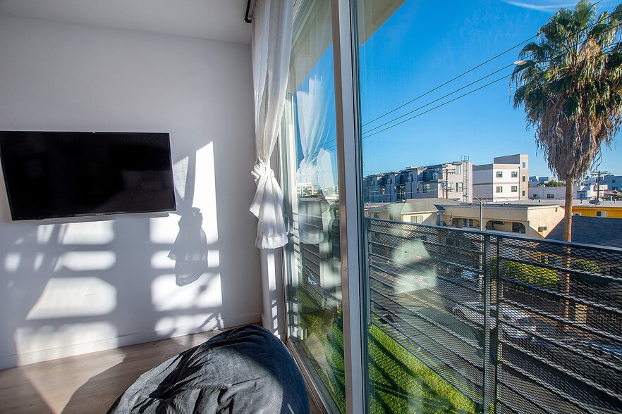 More Photos Of 1002 N Hudson Ave, Los Angeles Apartments For Sale