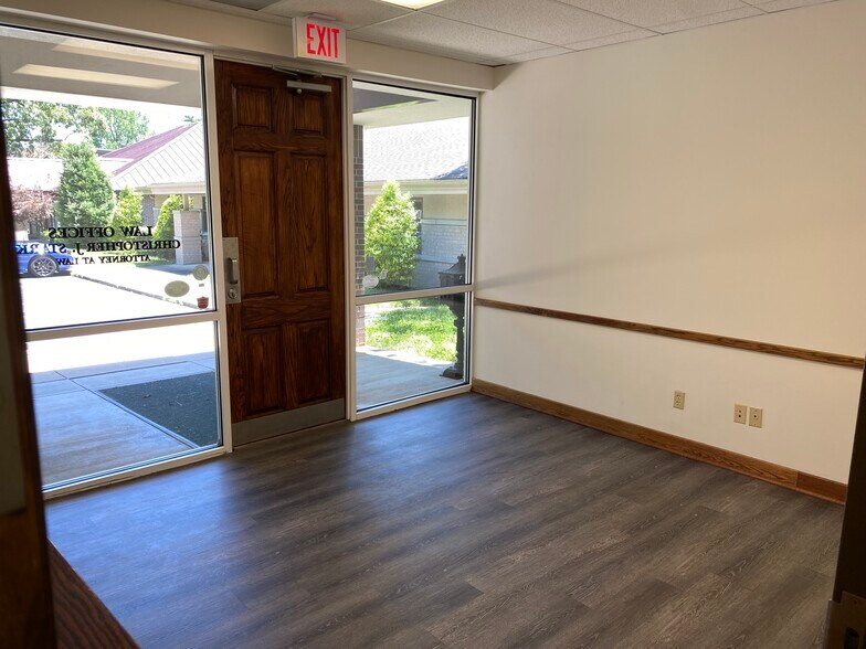 More Photos Of 1615 S Ingram Mill Rd, Springfield Office For Lease