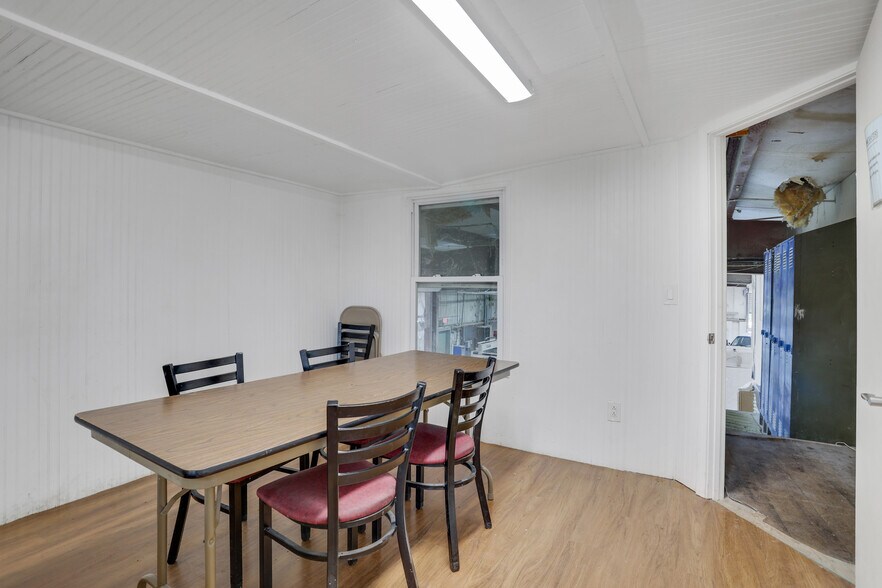 More Photos Of 1385 English St NW, Atlanta Warehouse For Sale