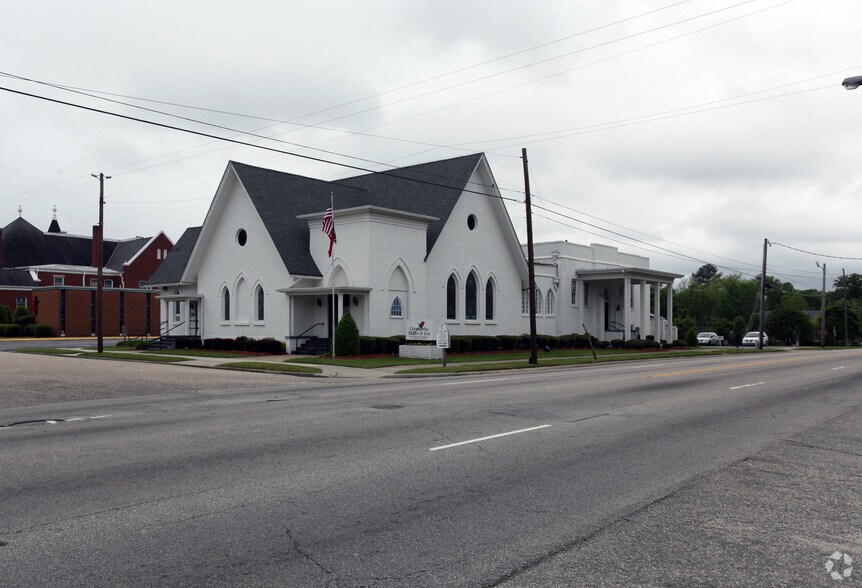 More Photos Of 401 W Cumberland St, Dunn Funeral Home For Sale