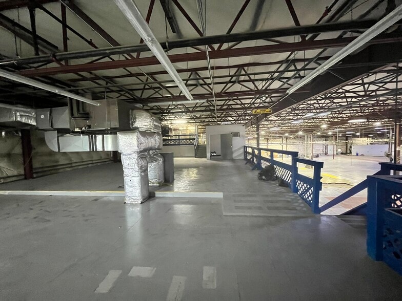 More Photos Of 16 Washington Ave, Scarborough Warehouse For Lease