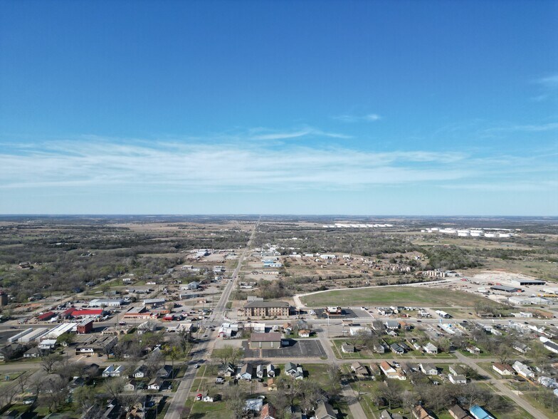 More Photos Of 601 E Pine St, Cushing Truck Terminal For Sale