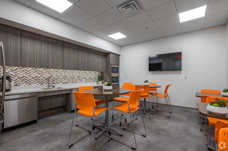 More Photos Of 1300 Summit Ave, Fort Worth Office For Lease