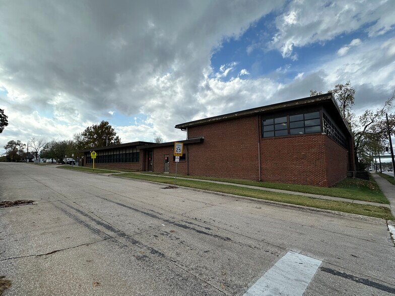 More Photos Of 1100 E Kearney St, Springfield Schools For Sale