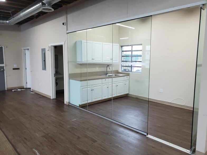 More Photos Of 5550-5552 W Manchester Ave, Los Angeles Research And Development For Lease